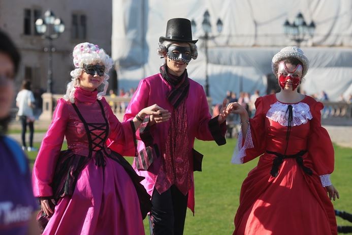 Carnaval la Timișoara. Spectacol cu prințese, mimi, acrobați și personaje de poveste