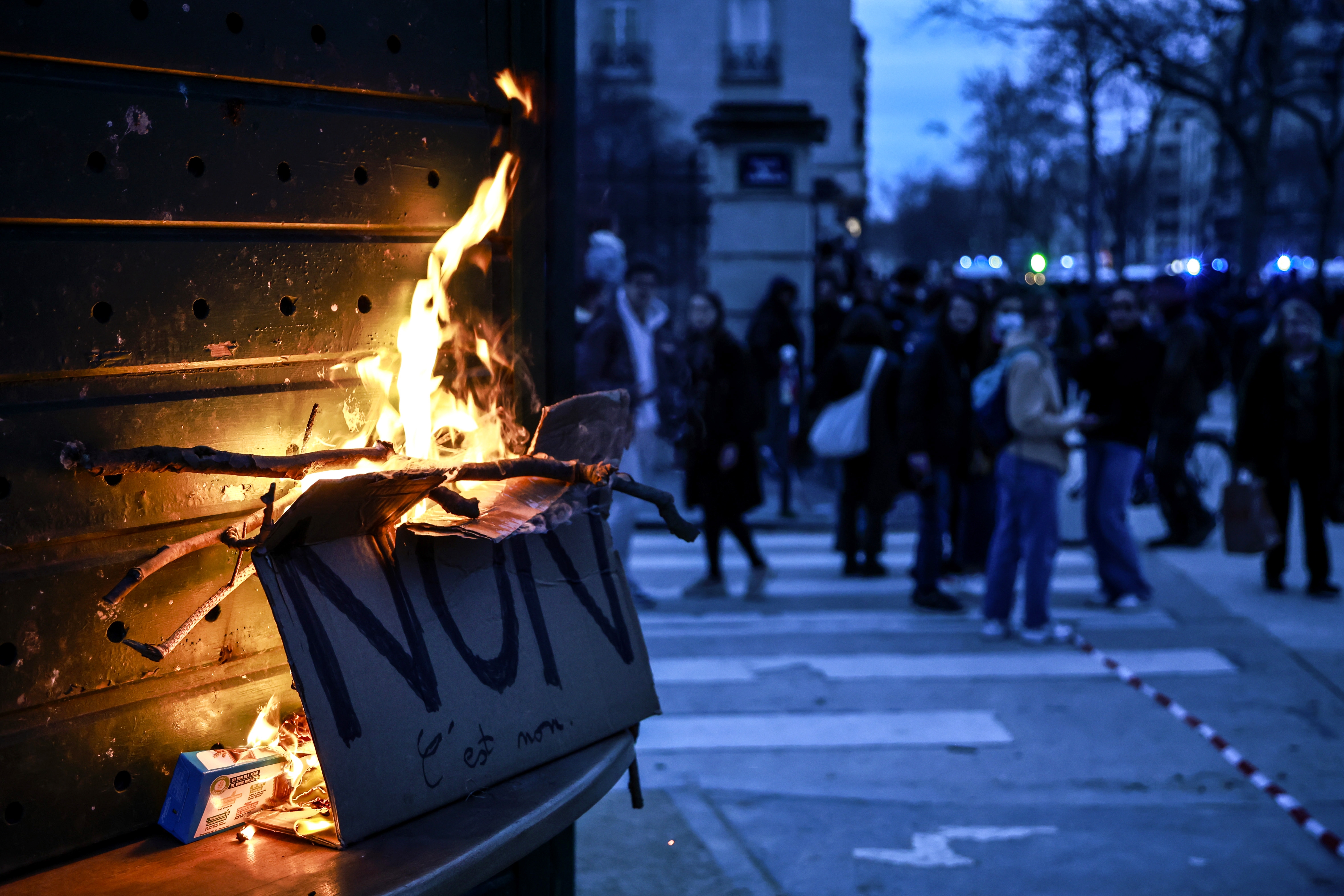 Noi violențe în Franța. Oamenii au ieșit pe străzi să protesteze față de noua lege a pensiilor