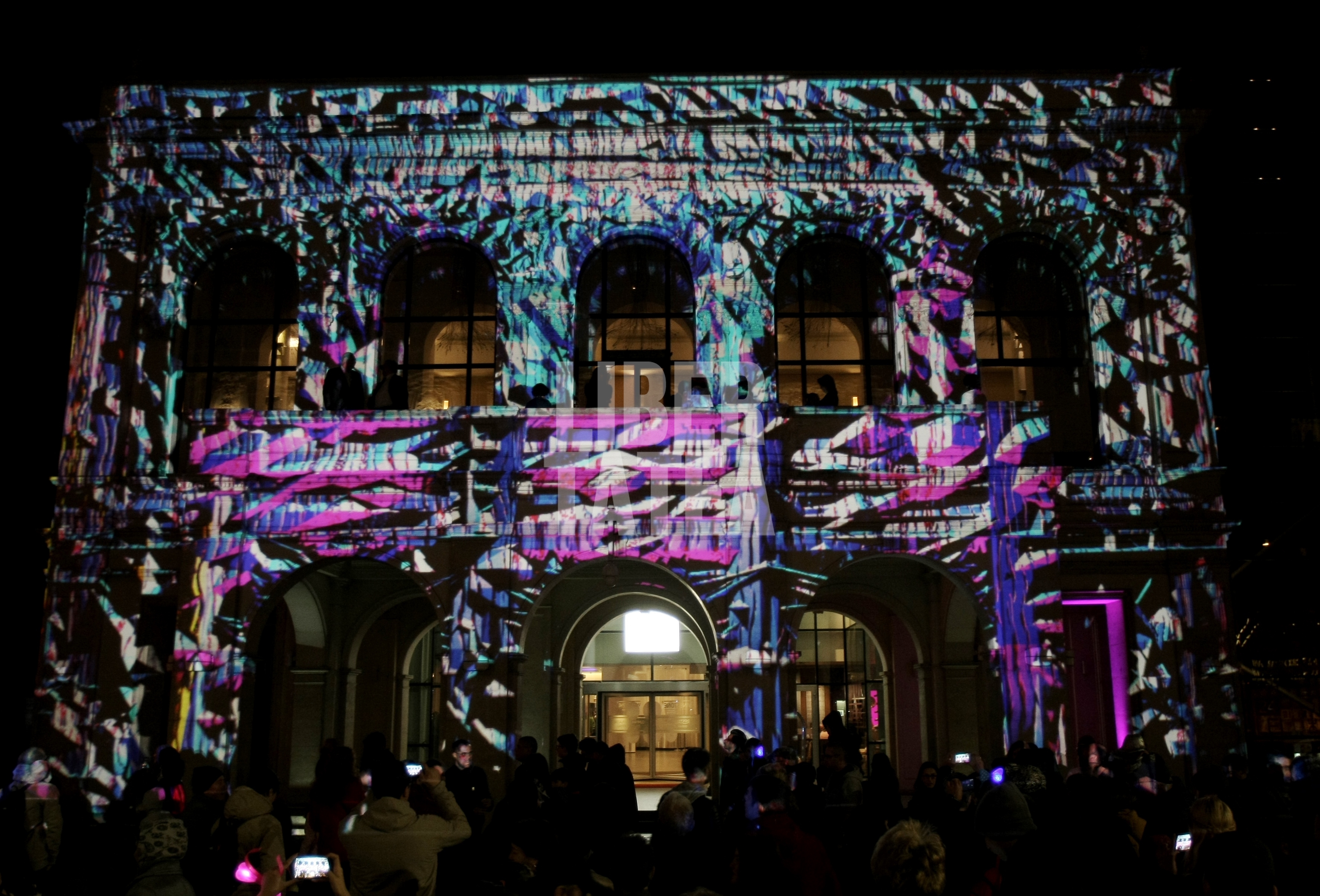 Spotlight 2017. Mii de oameni, fascinați de spectacolul de lumini și sunet din centrul Bucureștiului