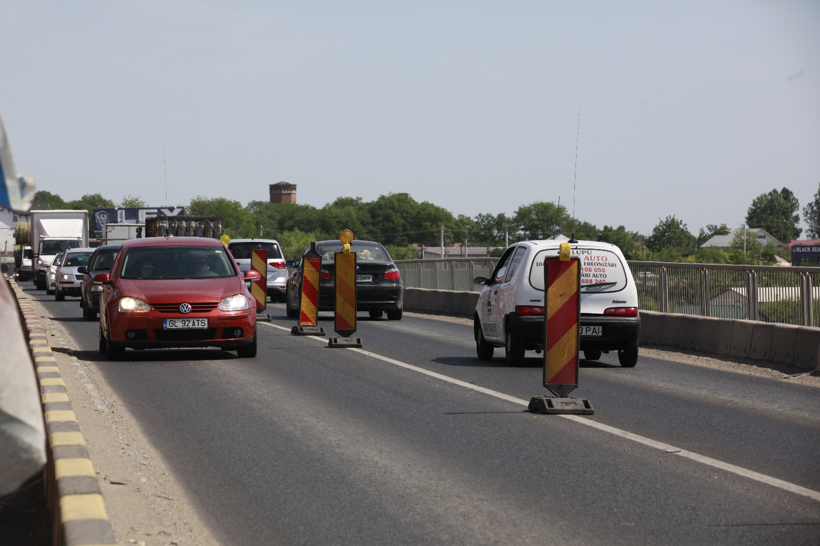 FOTO&VIDEO/ Inspecție la podul de la Mărăcineni după reclamațiile privind ritmul lucrărilor și numărul mic al muncitorilor