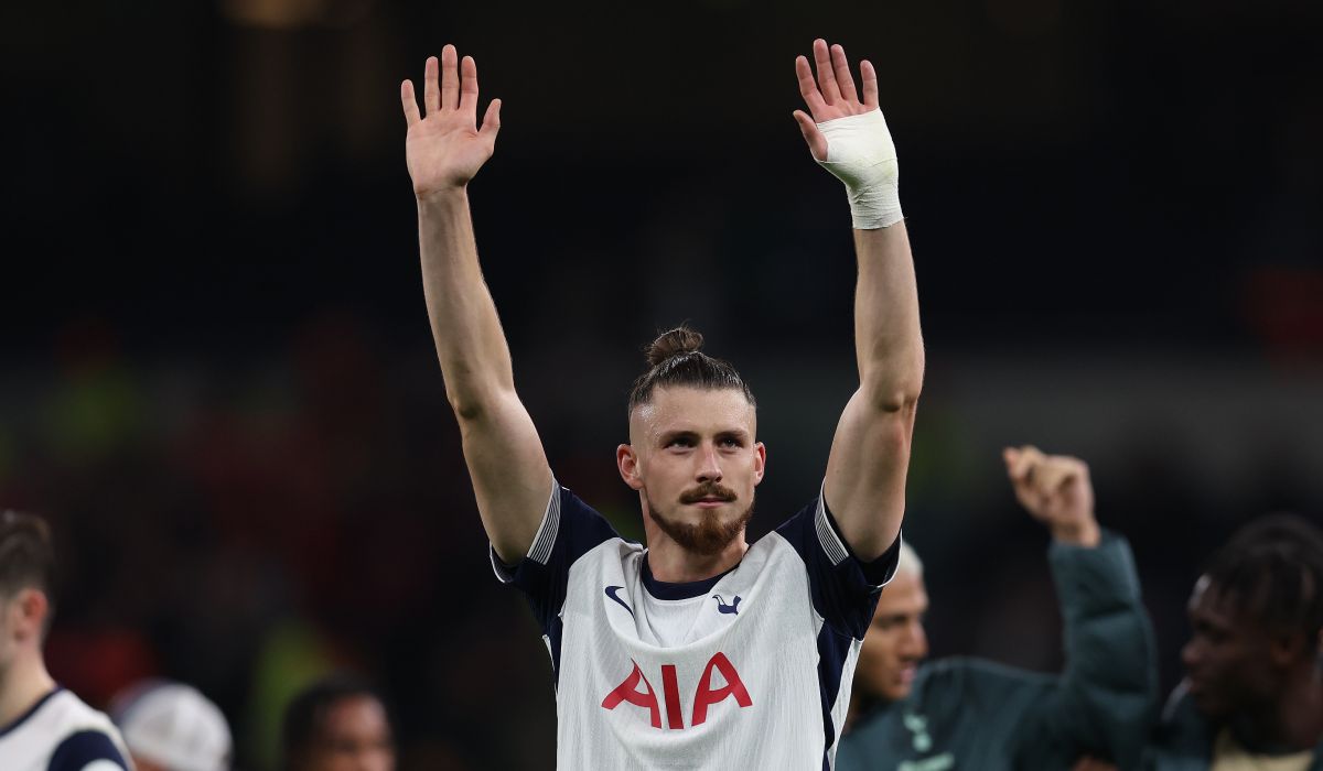 Veniturile uriașe pe care le-au obținut echipele din Premier League în anul 2024. Ce salariu are Radu Drăgușin în Anglia