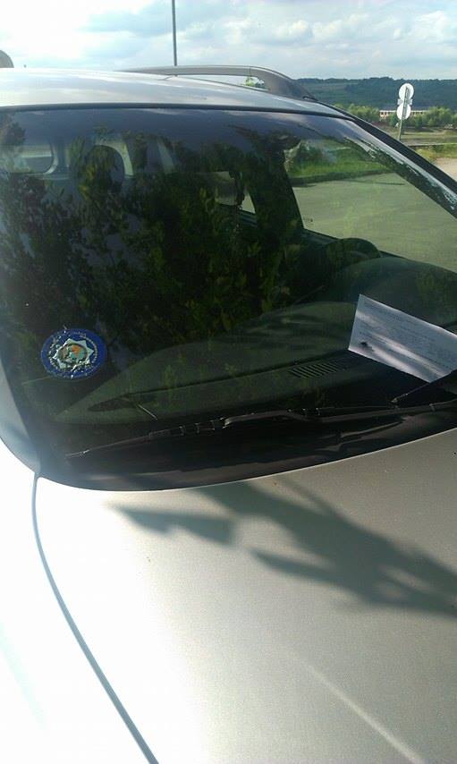 Se întâmplă în România! Polițiști amendați pentru parcare ilegală! GALERIE FOTO