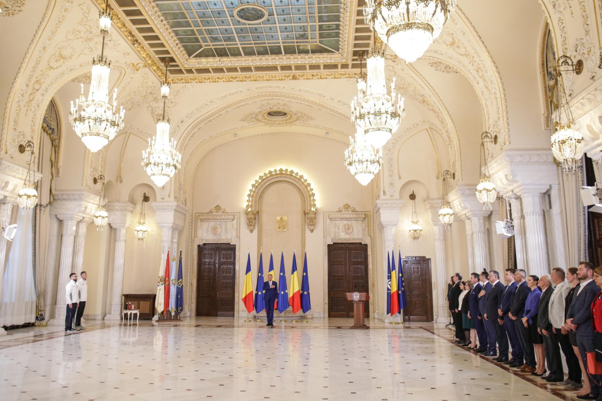 David Popovici, decorat de Klaus Iohannis cu gradul de „cavaler”: „Rezultatele obligă autoritățile să facă din sport o prioritate”