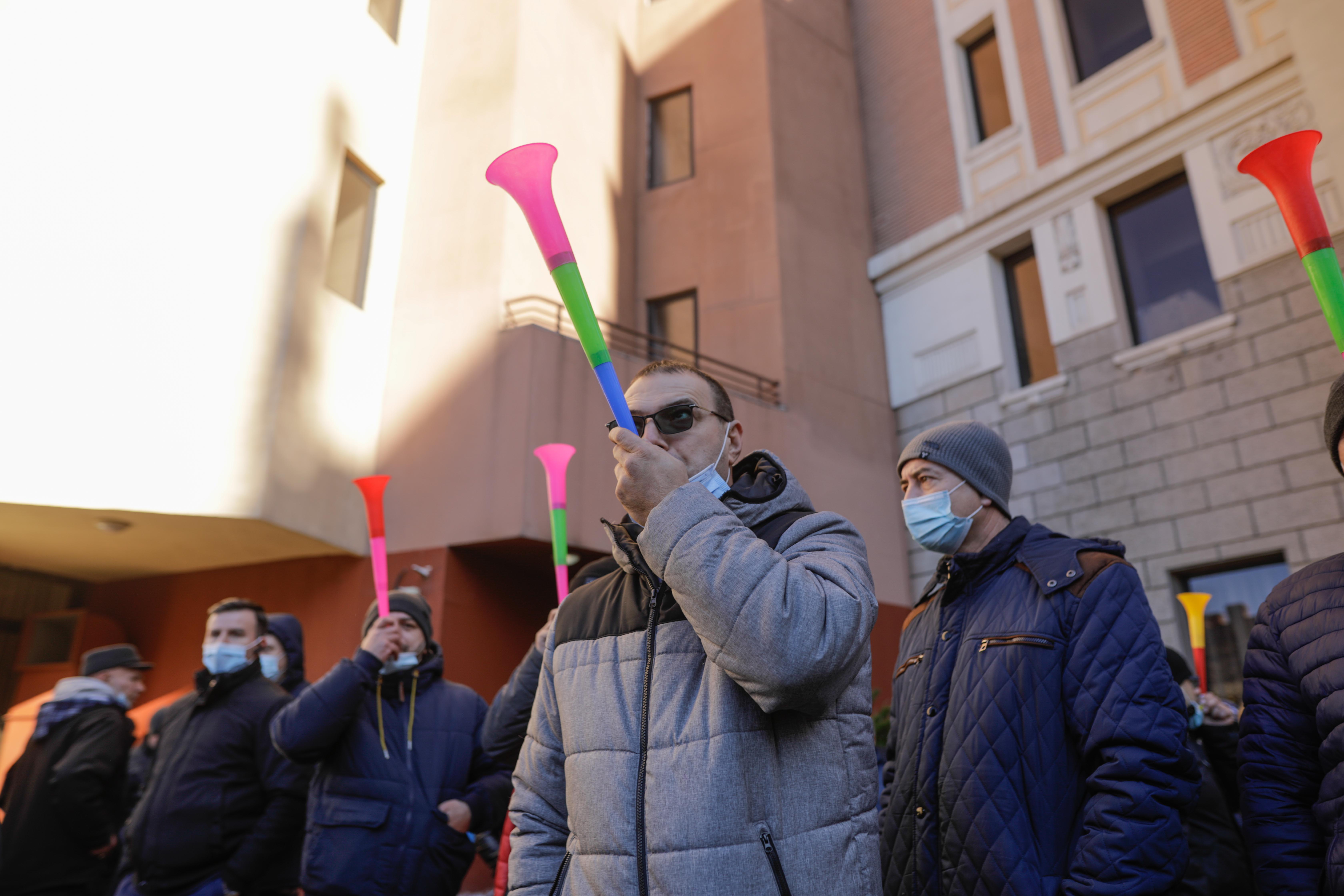 Protest al angajaților STB față de condițiile de muncă. „Autobuzele au aceleași anvelope de ani”