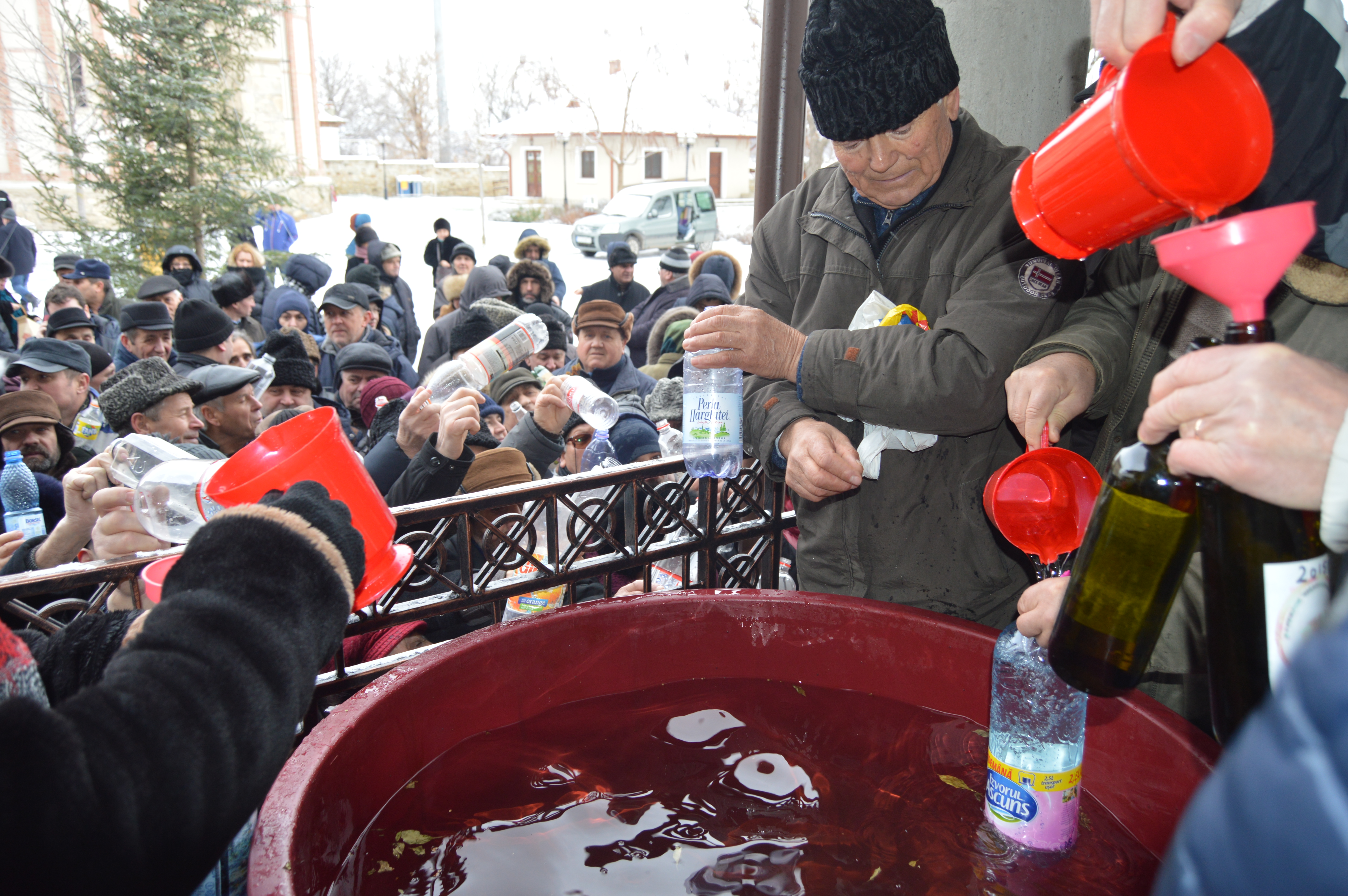 VIDEO&FOTO/ Scandal la împărțitul aghesmei, la biserica ctitorită de Ștefan cel Mare în Vaslui: "Unii au venit cu sticle de 5 litri, parcă fac borș cu agheasmă"