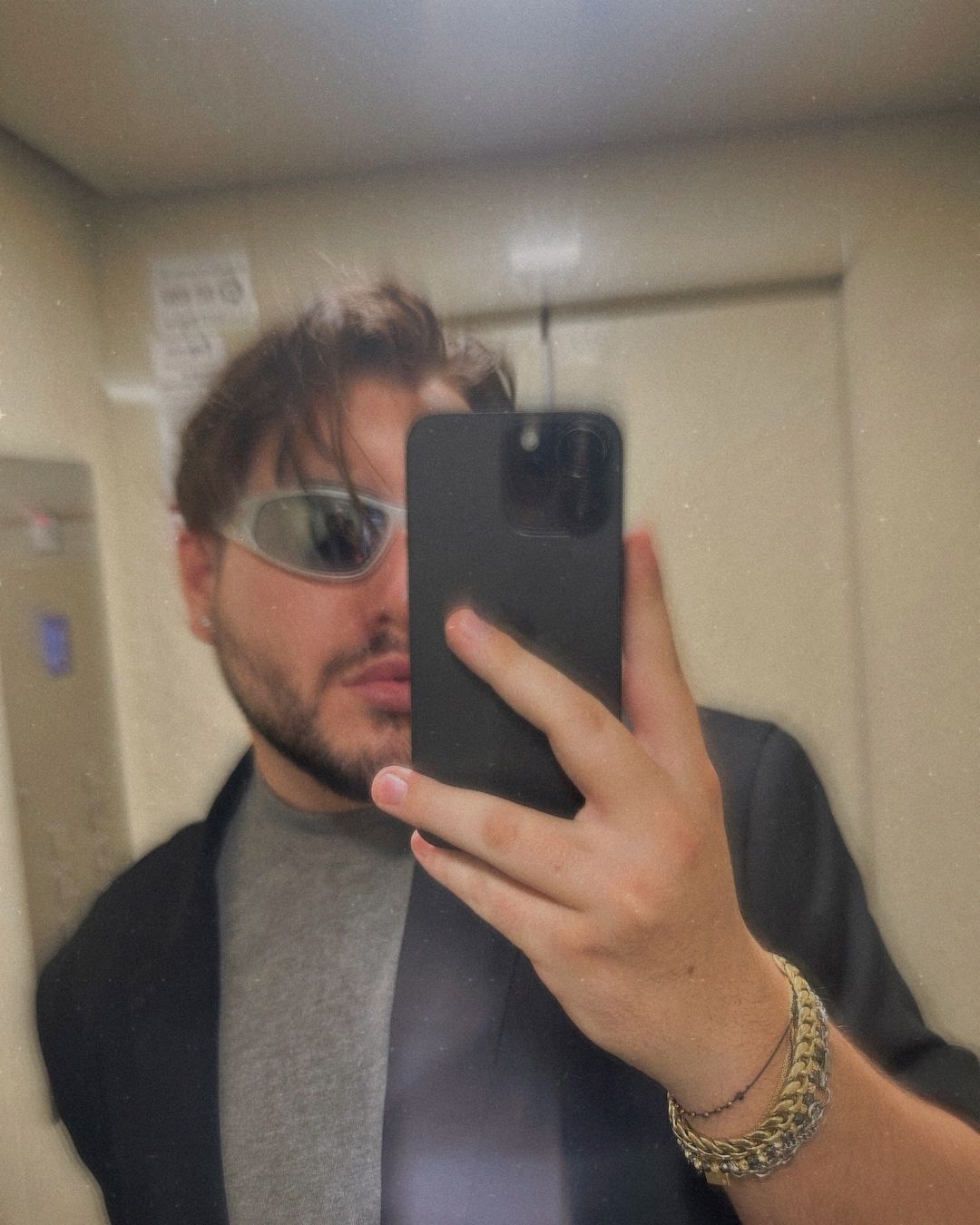 El poartă sacouri de 5 lei, ea se îmbracă în mii de euro. Cum au fost surprinși în club Vladimir Tătaru, fost concurent „Românii au talent”, și iubita lui