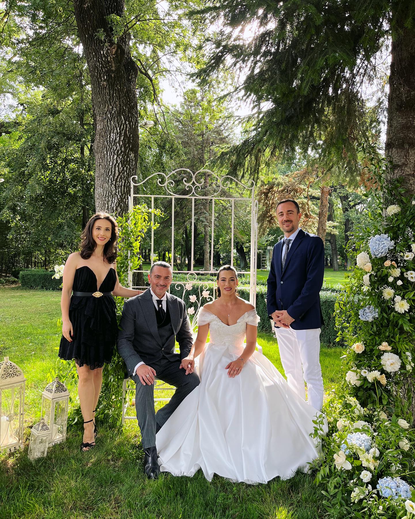 Cătălina Ponor s-a căsătorit religios cu Bogdan Jianu. Mirele și-a făcut o apariție ca în filme, pe cal, iar mireasa în caleașcă