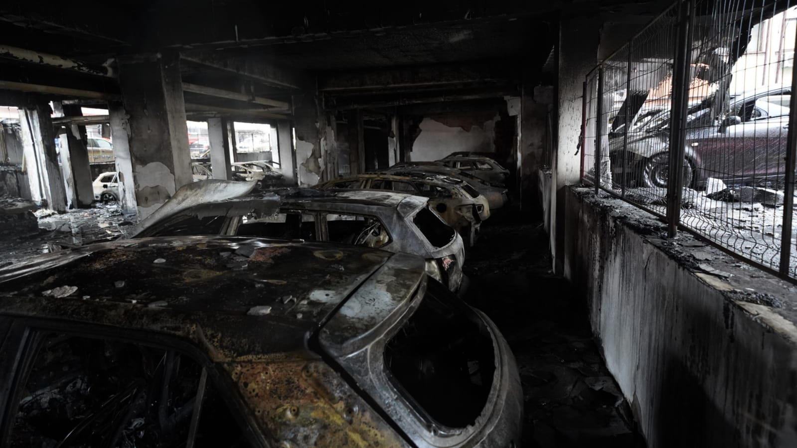 Adolescentul de 15 ani care a incendiat un bloc din Constanța, arest la domiciliu pentru 30 de zile