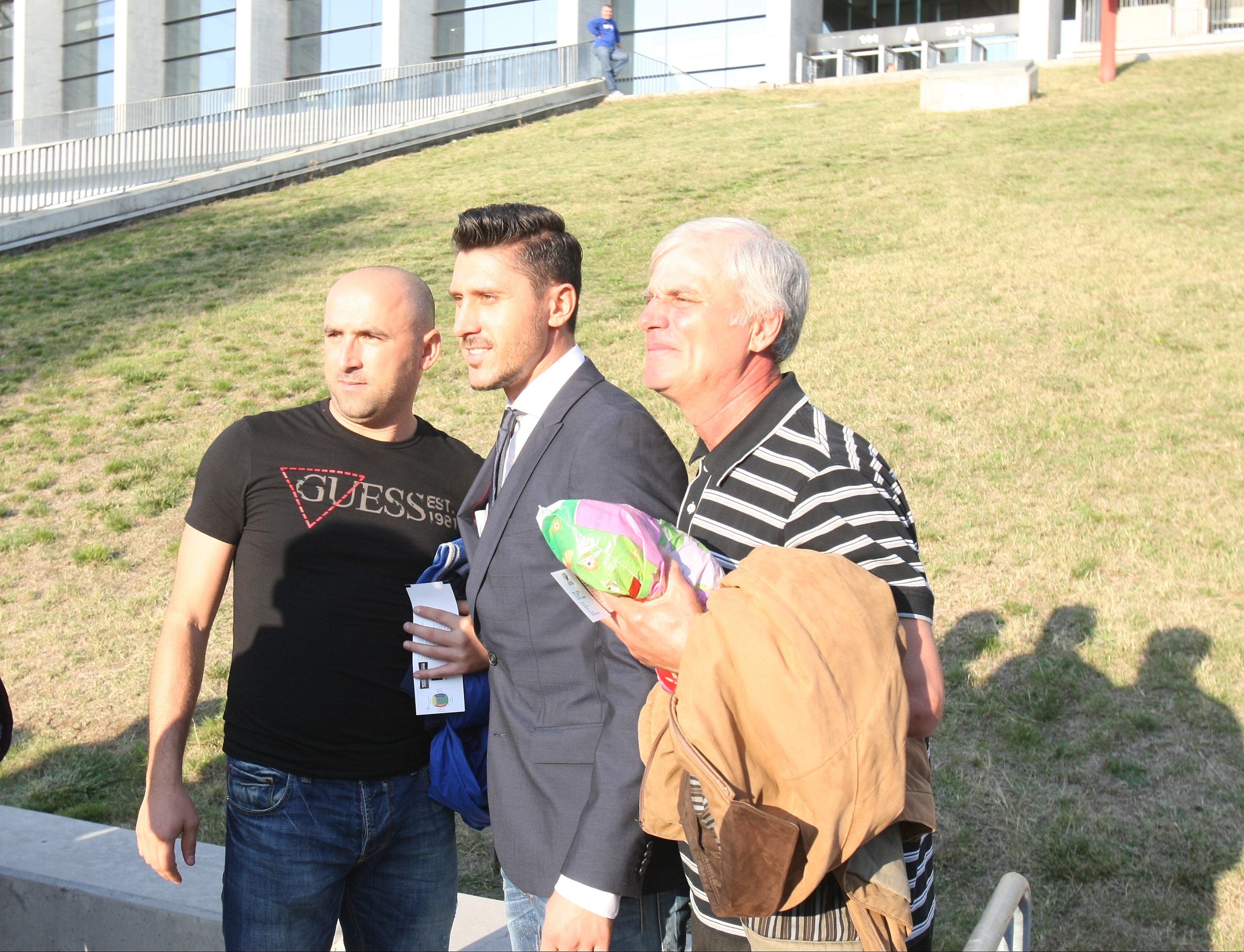 GALERIE FOTO / Jucătorii au ajuns la stadion. Suporterii români au făcut poze cu tricolorii