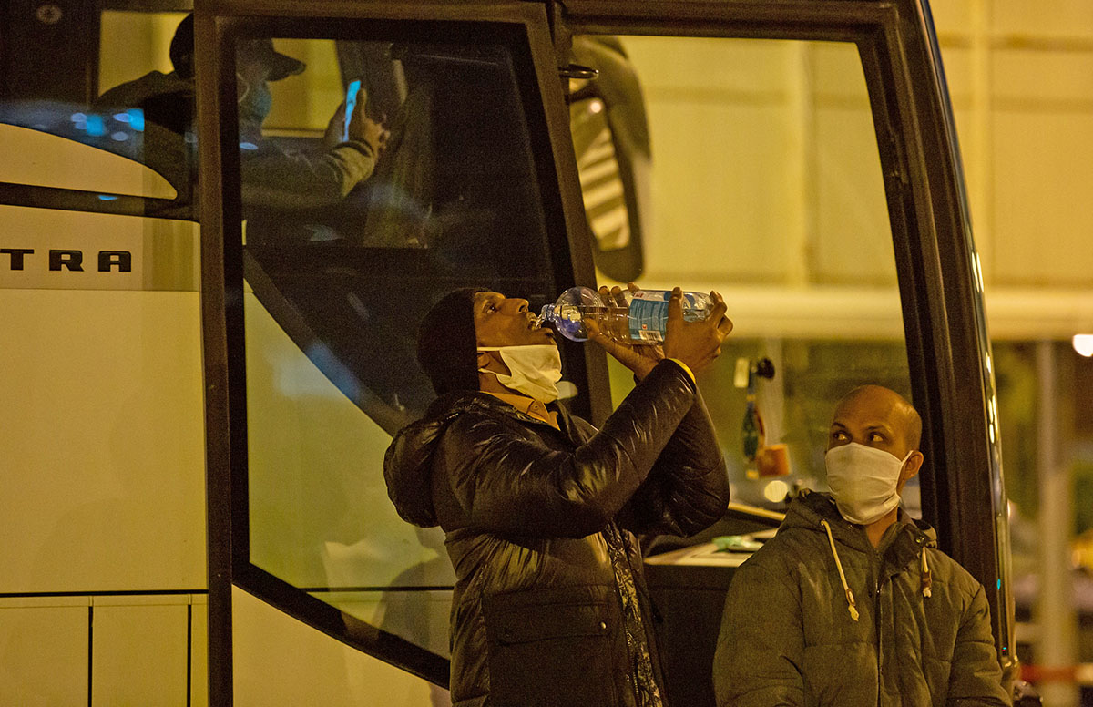 Saga umilinței. 36 de muncitori srilankezi, concediați de la o fabrică din Botoșani, au fost abandonați pe Otopeni, după ce au fost plimbați opt ore cu autocarul. „Nu-i treaba noastră că s-a închis aeroportul din Sri Lanka”