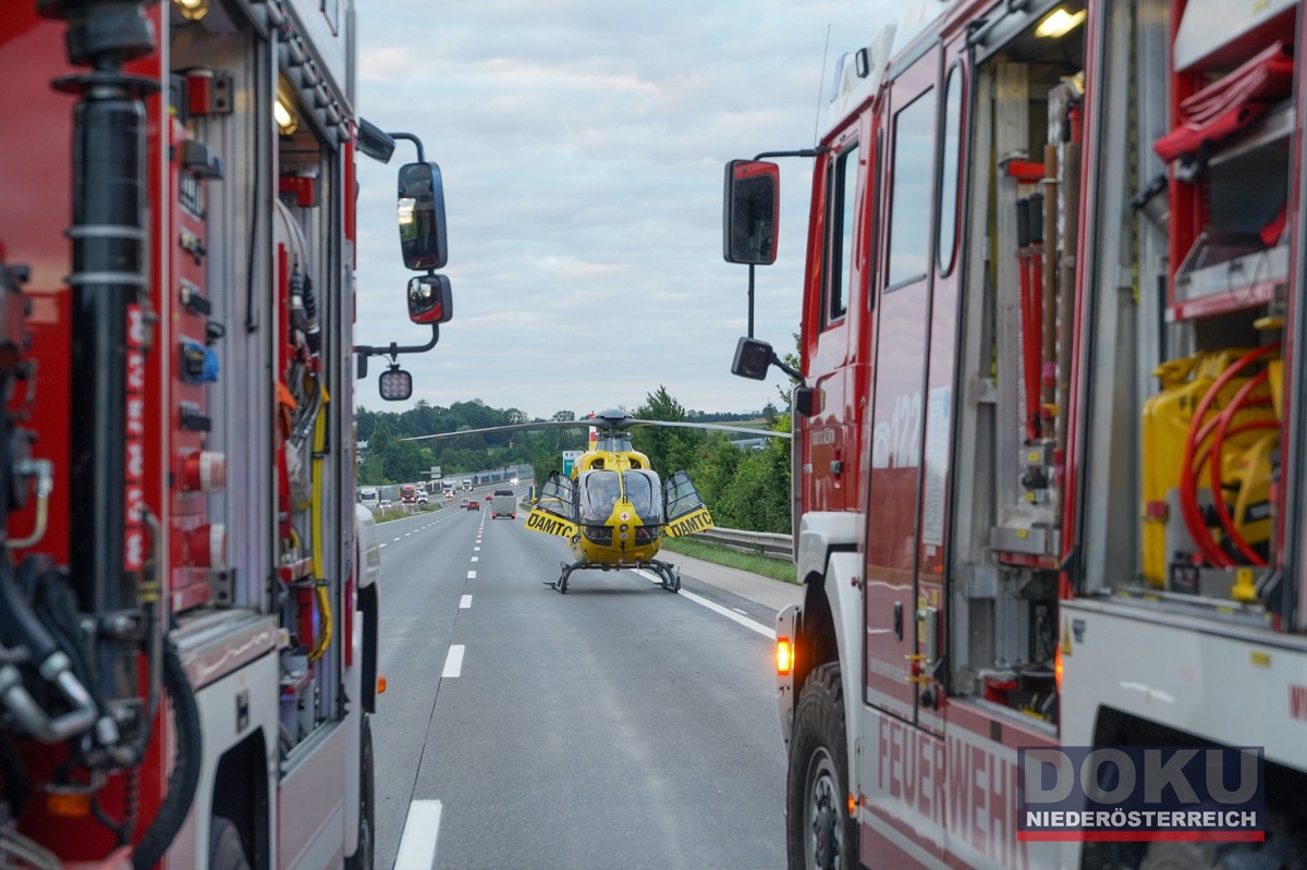 Peste zece ambulanțe, mașini de pompieri și un elicopter, chemate după ce un microbuz cu români a intrat într-un TIR, în Austria