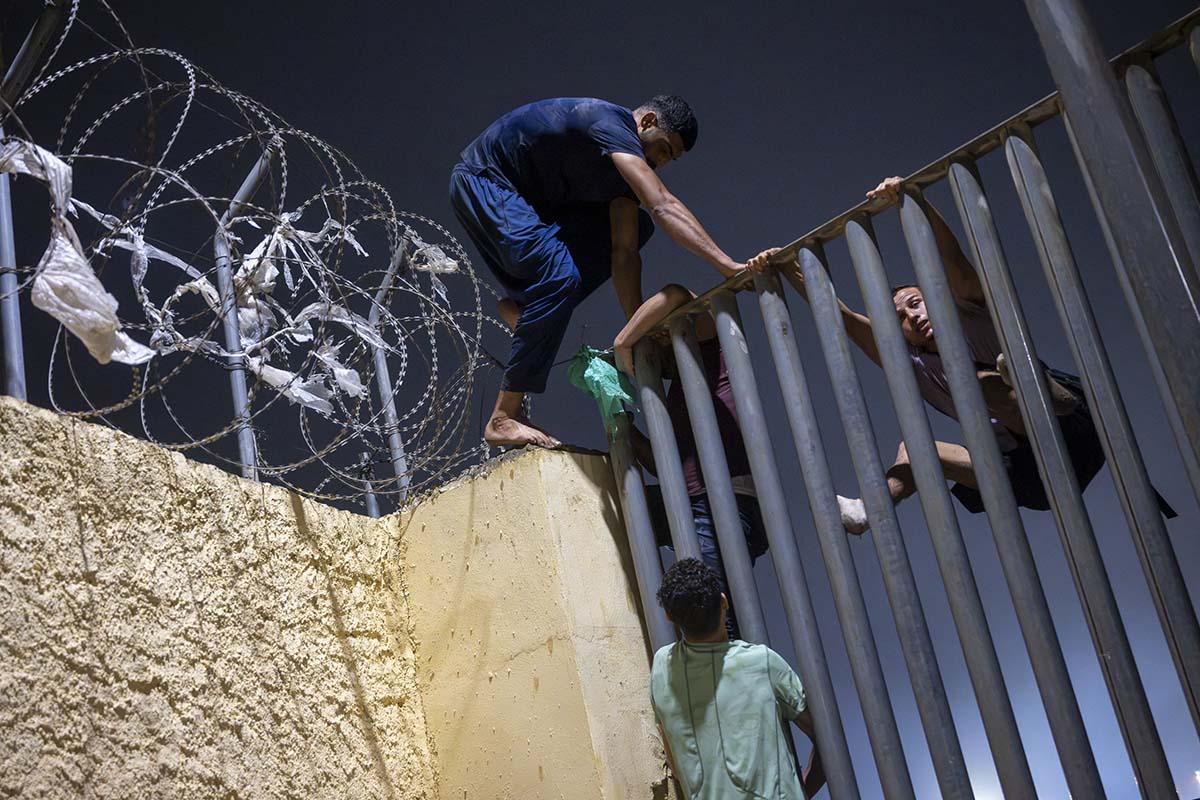 Spania trimite armata în Ceuta: zeci de mii de migranți au trecut înot din Maroc și cel puțin 19 s-au înecat