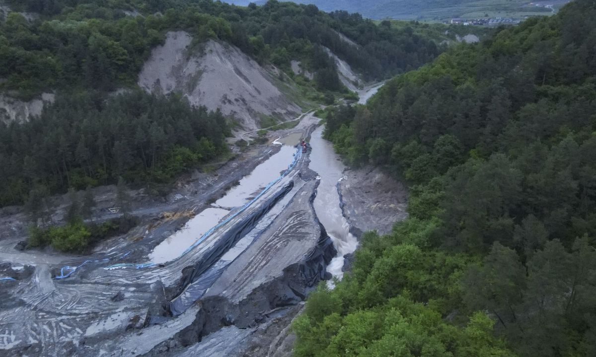 Situație critică la Salina Praid din cauza inundațiilor. Debitul pârâului Corund a crescut de 100 de ori, activitățile sunt suspendate
