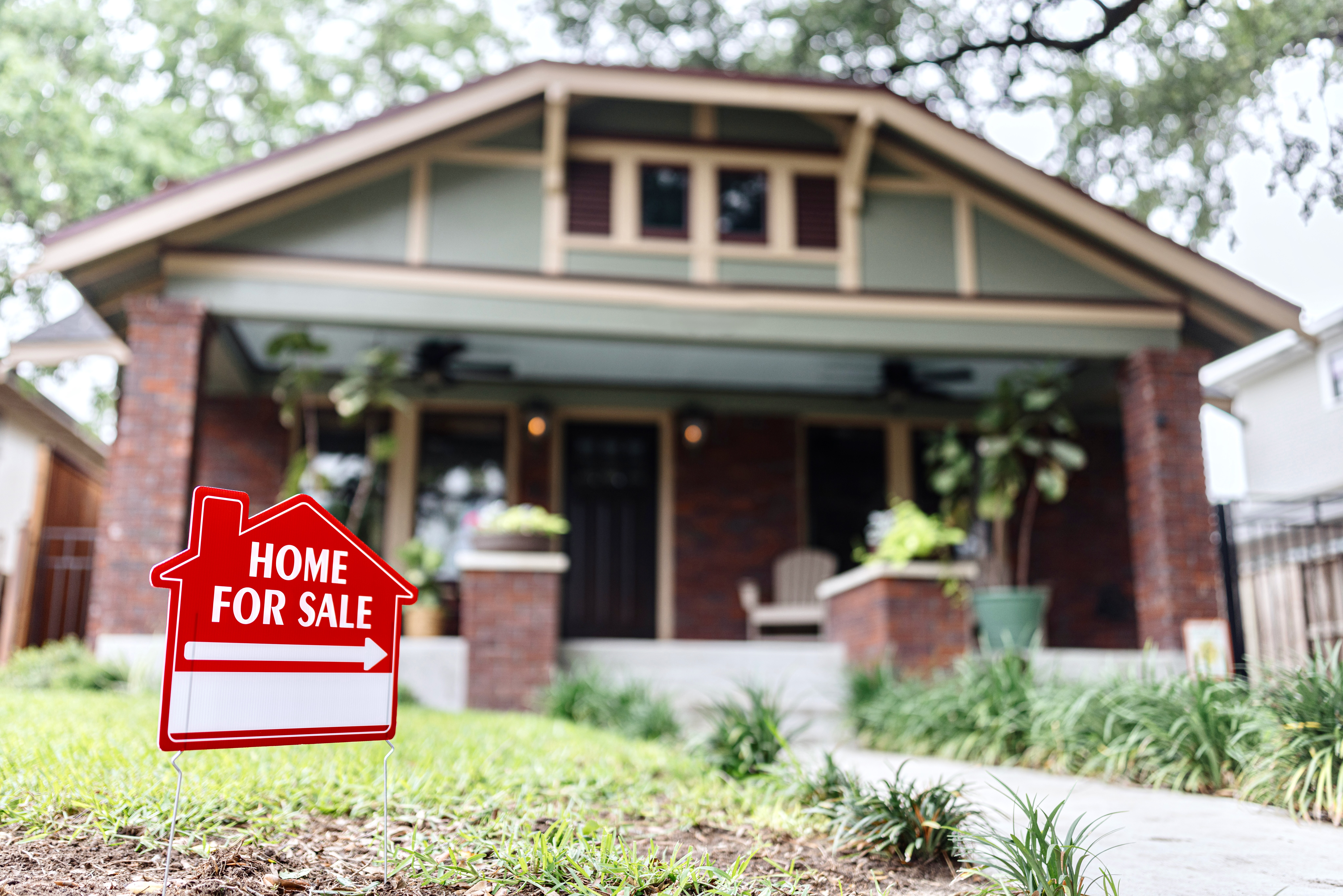 US Existing Home Sales Slip as Prices Hit Record High