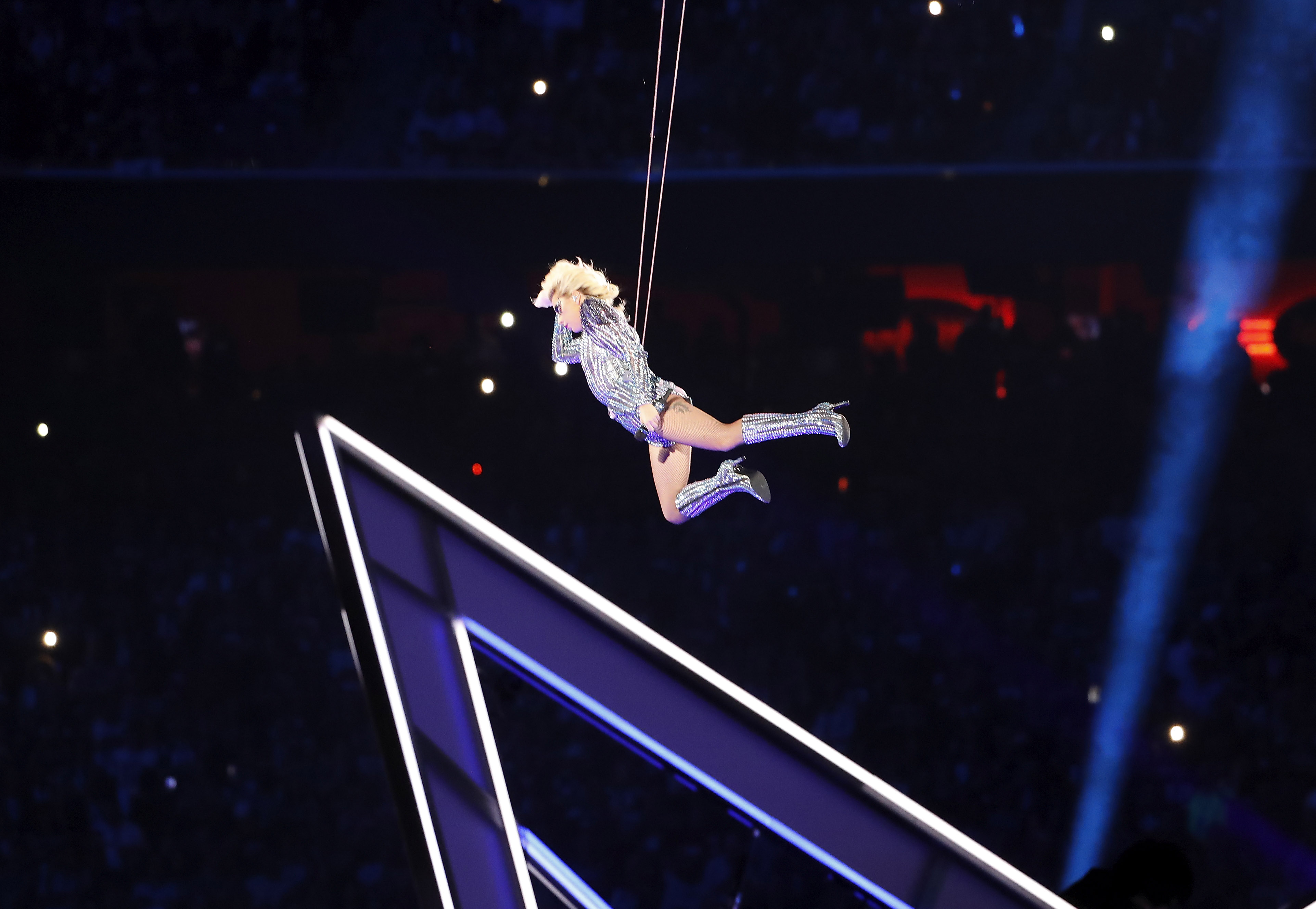 Lady Gaga a făcut spectacol în pauza Super Bowl | GALERIE FOTO