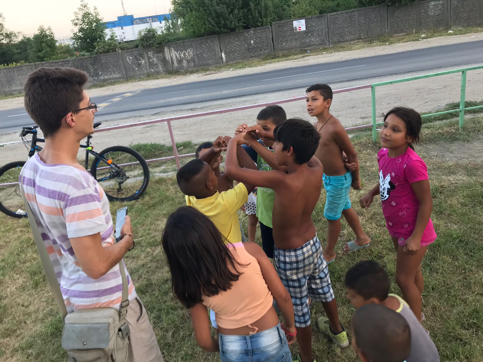 REPORTAJ/ Realitatea dură din mahalaua Timişoarei. Au vrut să facă teatru cu copiii, dar au pornit prin a-i învăța să spună "mulțumesc" şi să nu se mai ia la bătaie