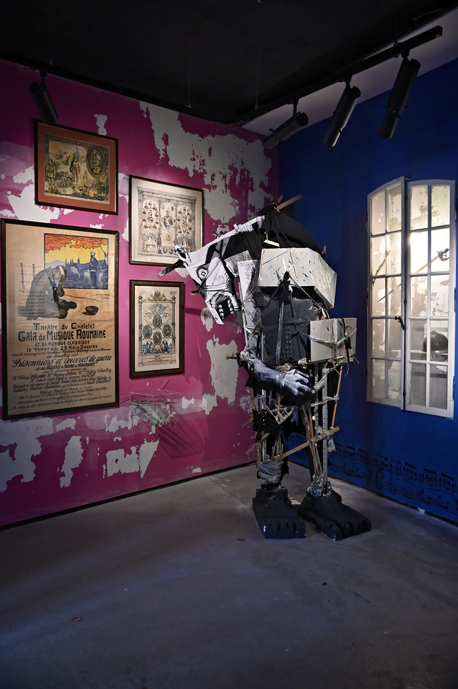 Arta iese din galerii - tineri artiști români, expuși într-un mall din Capitală. Alexandru Rădvan, curatorul expoziției „Young Blood”: „Arta nu e ceva ce trebuie băgat pe gât. Are doar nevoie de puțin spațiu”