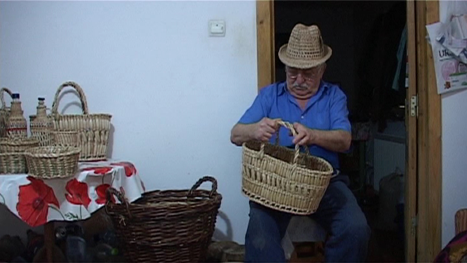 Meșterul din Vrancea care mai face din stuf coșuri, pălării și rogojini. Îi invață pe copiii din sat arta artizanală