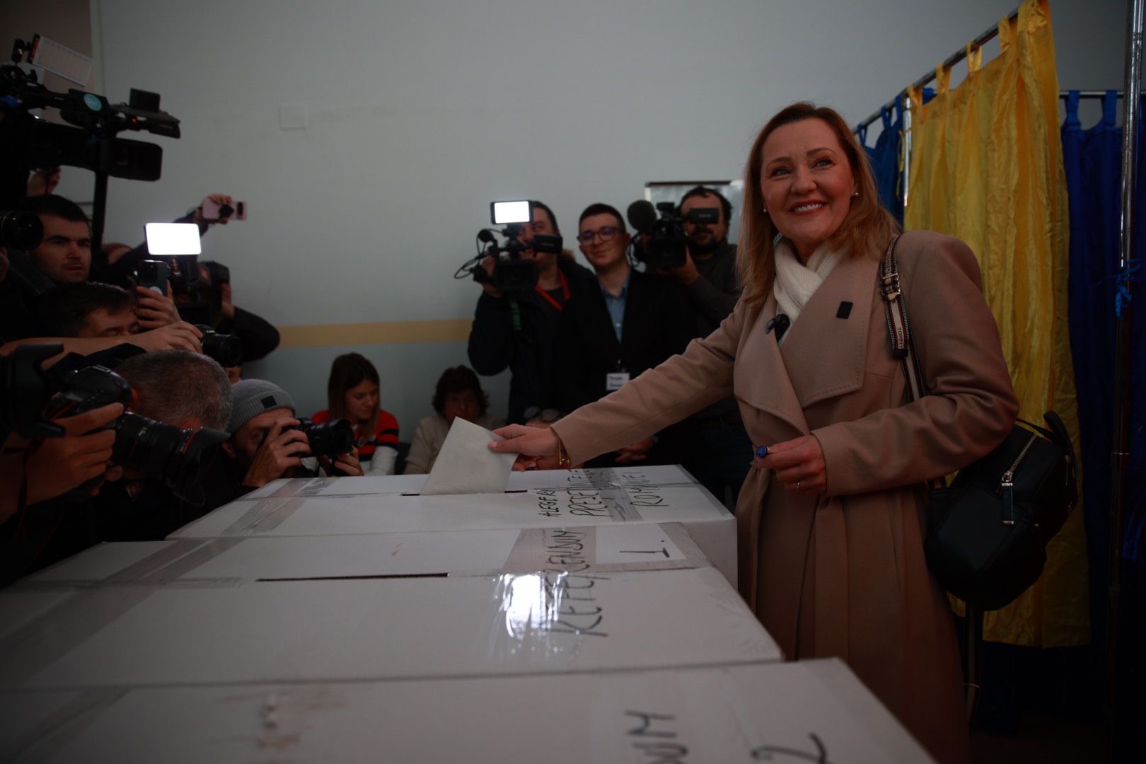 Cât costă paltonul purtat de Elena Lasconi în ziua alegerilor prezidențiale din 24 noiembrie. Ce a adus la secția de votare: „Fără blat”