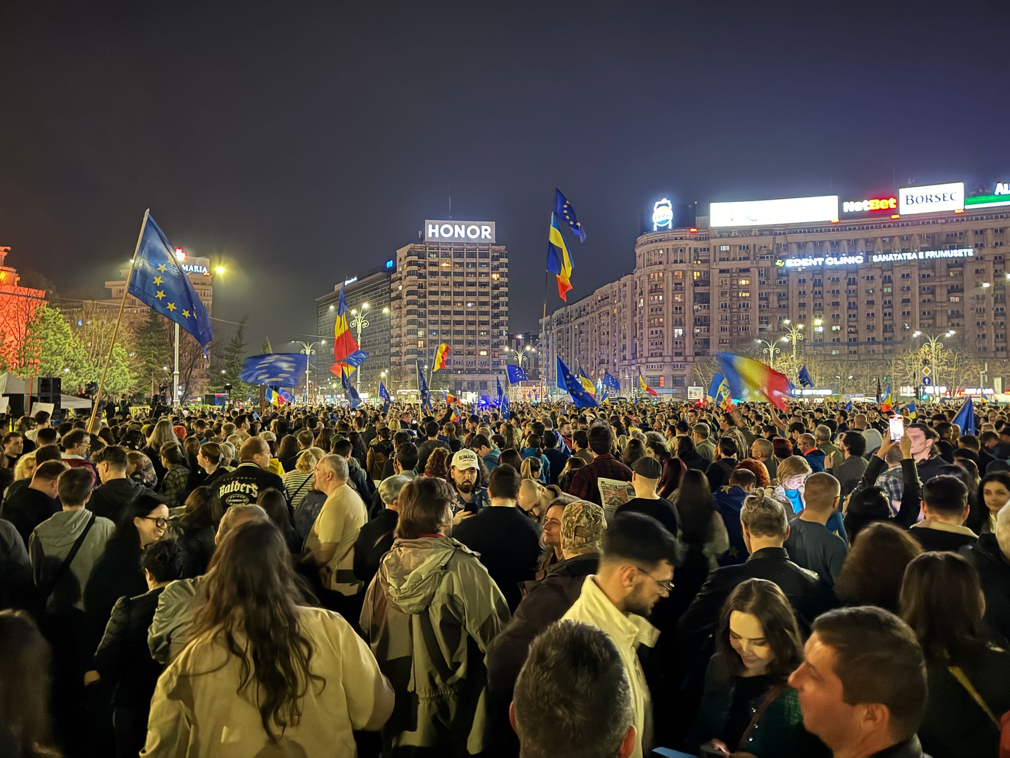 Miting EuRo Manifest în Piaţa Victoriei pentru susținerea apartenenţei la UE. Fanii lui Călin Georgescu, identificați de jandarmi