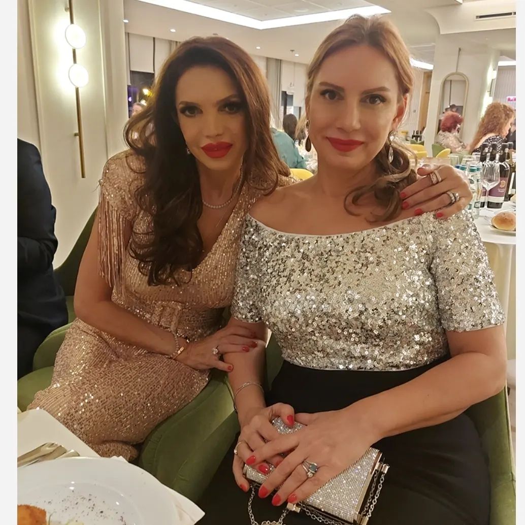 Cristina Spătar și actualul soț au petrecut Revelionul alături de copiii artistei. Imagini de la petrecere