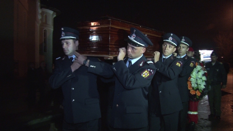 Sicriul cu trupul copilotului elicopterului SMURD prăbușit în Republica Moldova a fost adus la Bacau | FOTO