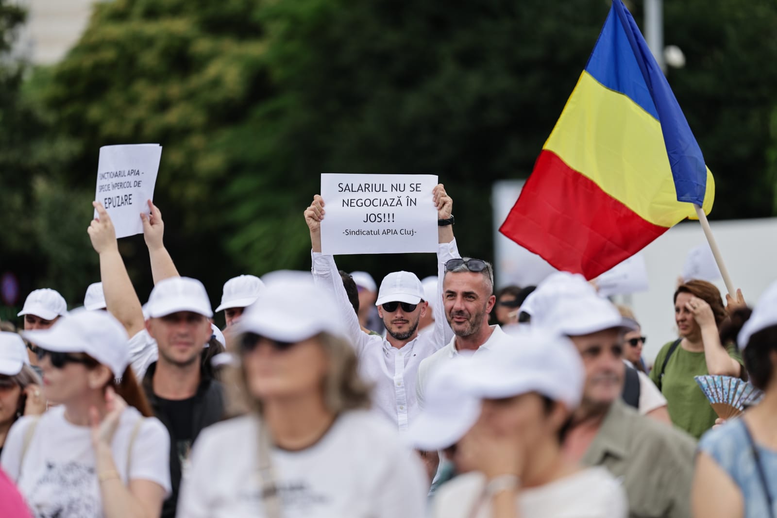 2.000 de angajați din APIA, AFIR și MIPE veniți din toată țara protestează în Piața Victoriei: „Spor tăiat, respect furat”