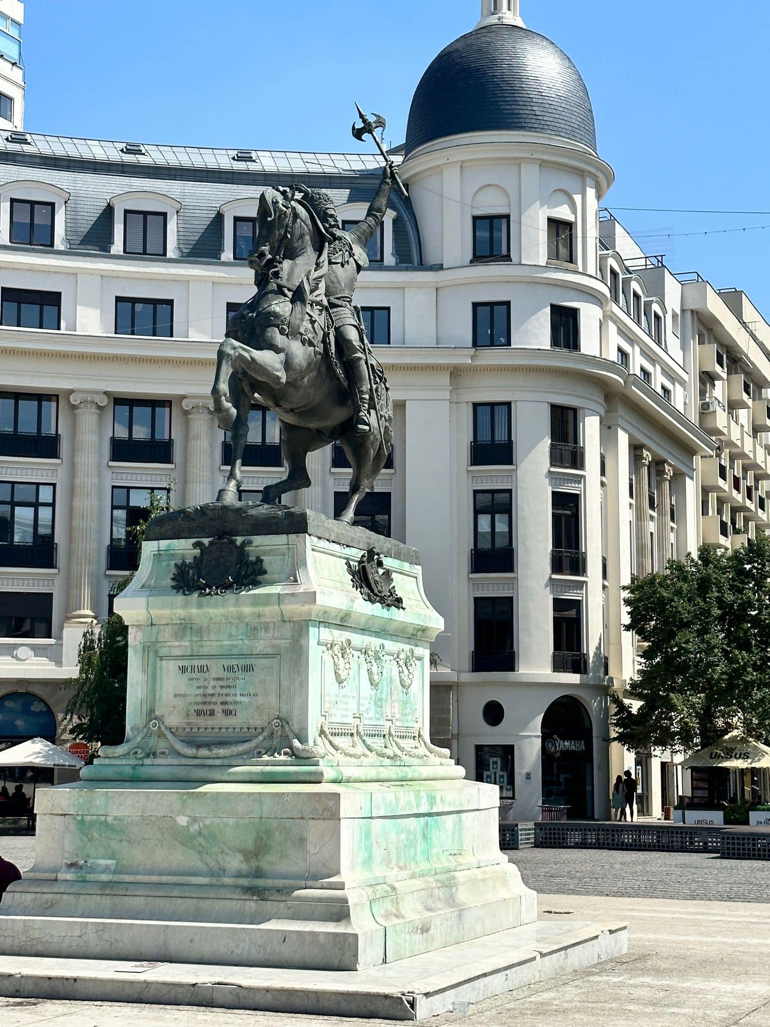 Statuile din Piața Universității din București au fost curățate de graffiti
