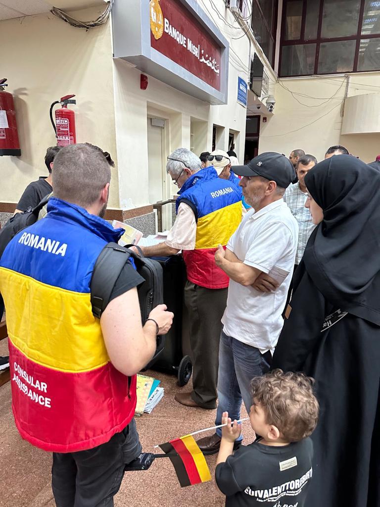 Primii români care au ieşit din Fâşia Gaza au ajuns la București. Urmează al doilea grup
