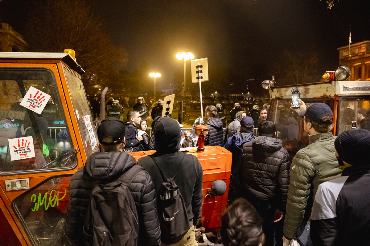 Marele protest de la Belgrad văzut din mulțime: Cratițele și tăcerea care au speriat Puterea FOTOREPORTAJ