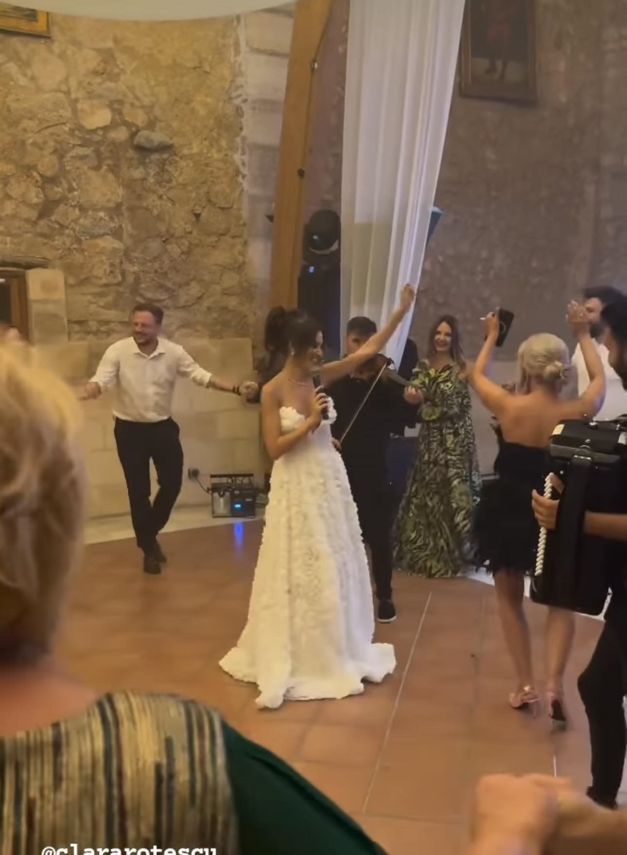 Ana Maria Barnoschi s-a căsătorit religios în Palma de Mallorca. Cum au arătat cele trei rochii de mireasă, dar și decorurile de ceremonie