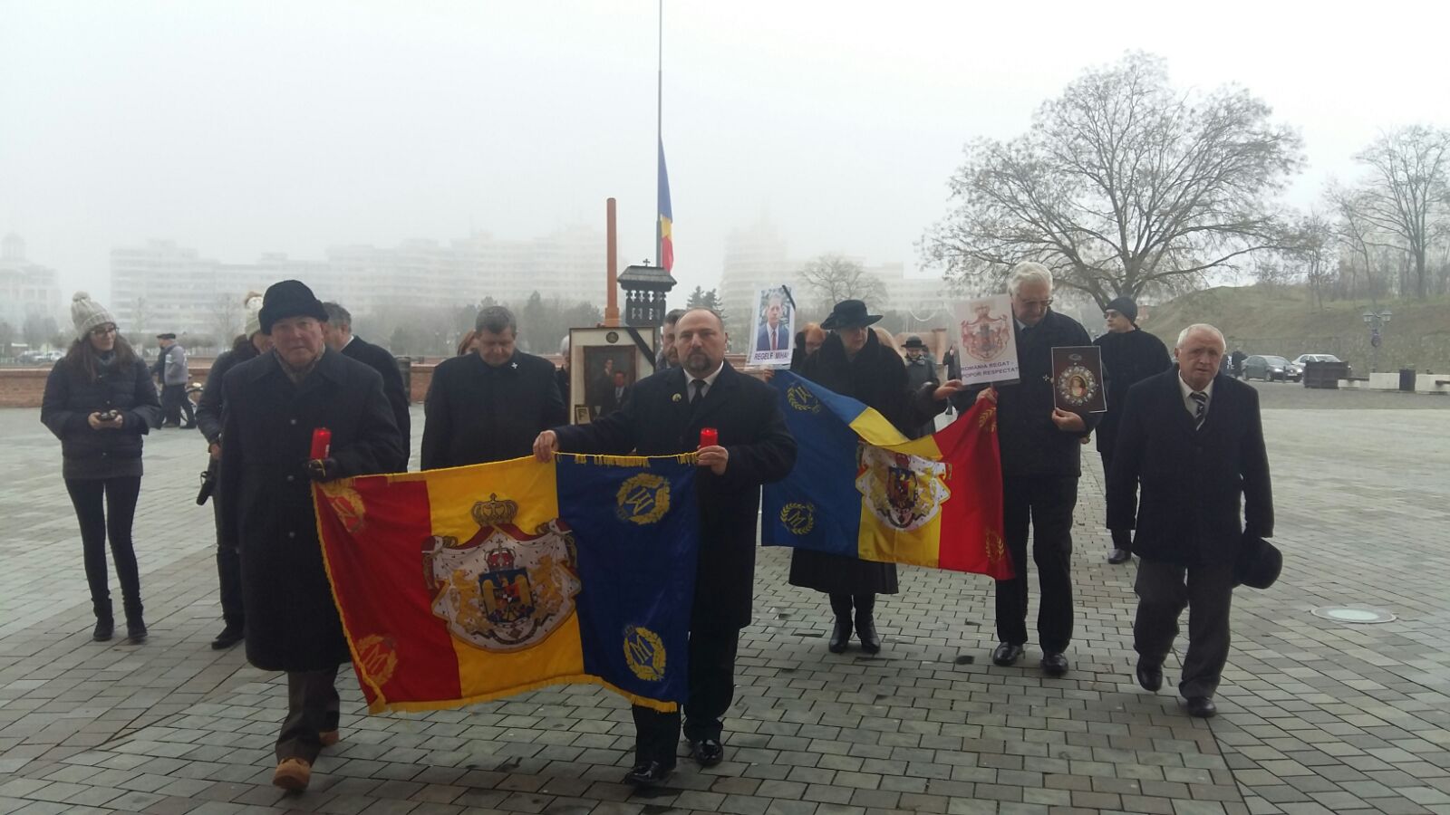 Sute de oameni s-au rugat pentru Regele Mihai la Alba Iulia. Arhiepiscopul de Alba Iulia: „Ilustrul nostru suveran merită pe deplin omagiul nostru şi cinstirea noastră”