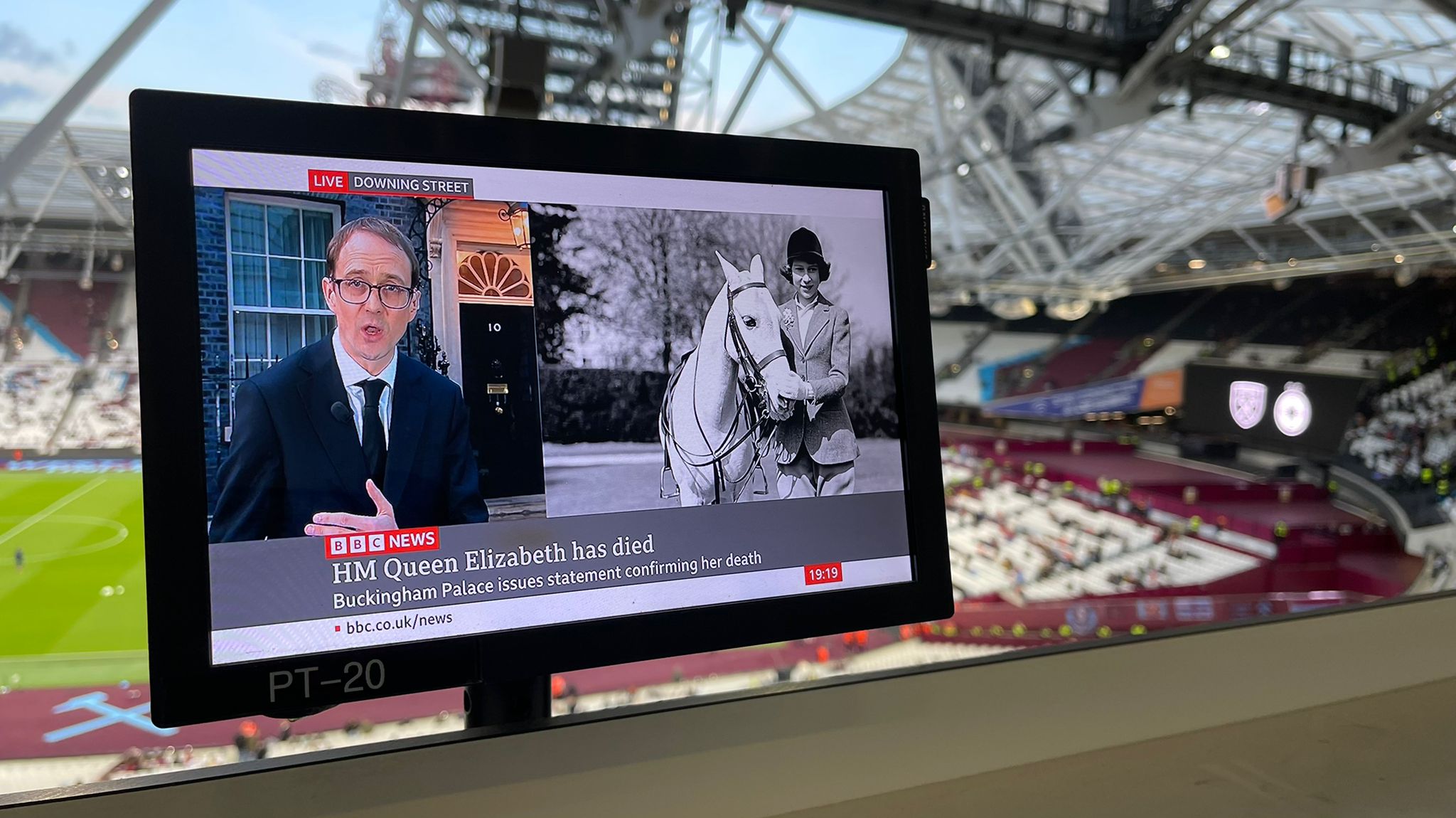 Moment de reculegere la meciul West Ham - FCSB. Pe toate ecranele din stadion sunt imagini cu regina Elisabeta a II-a