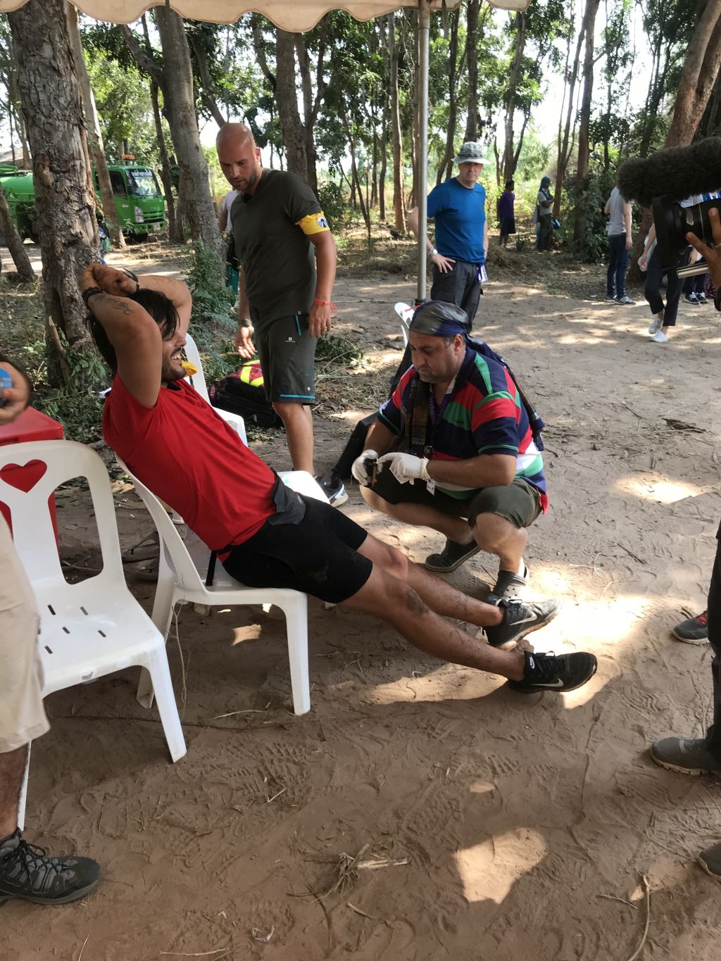 Liviu Vârciu și Vica Blochina, cu picioarele julite până la sânge. Cum au ajuns în starea asta | FOTO
