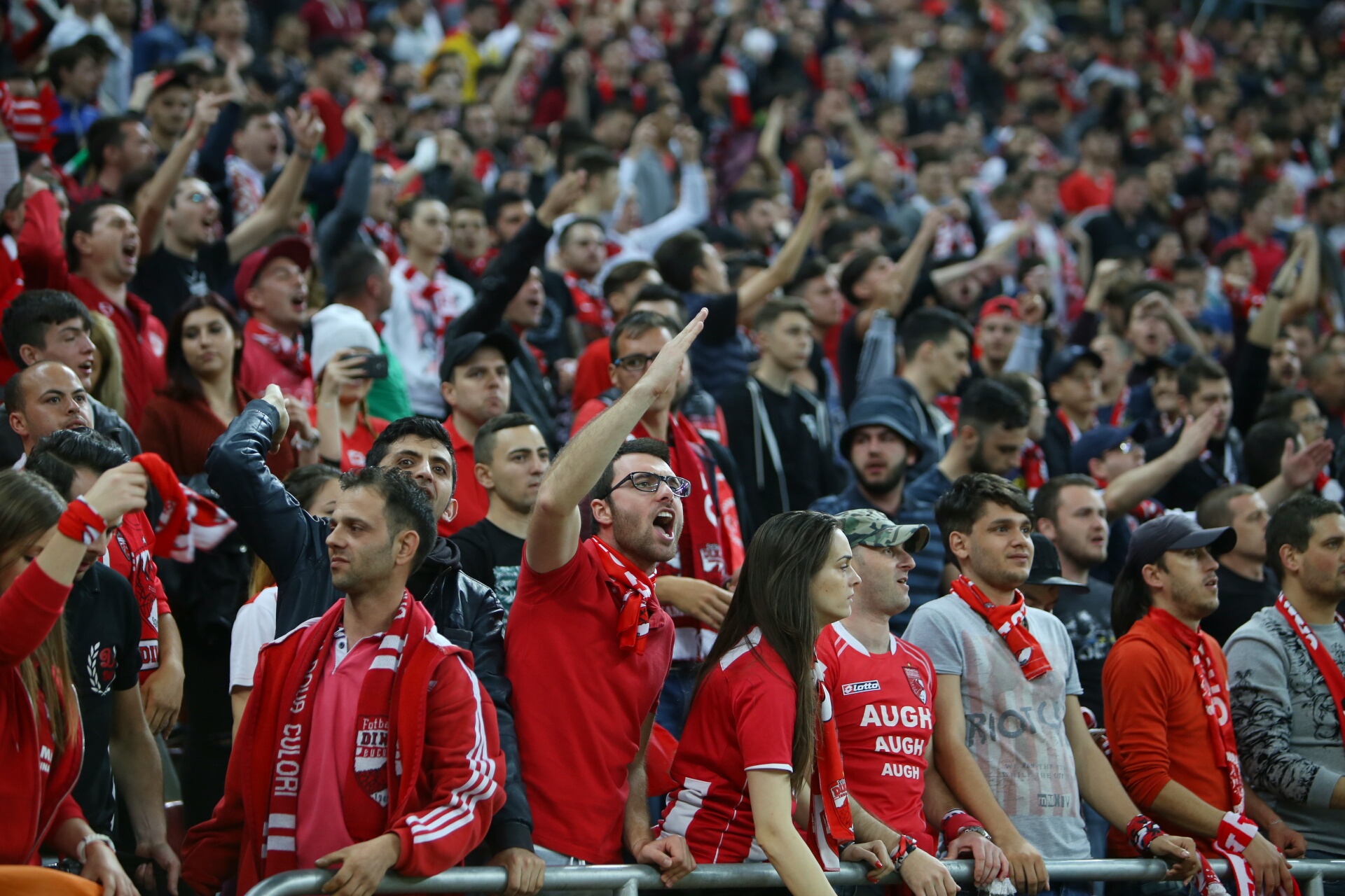 Control la sânge la porți, inclusiv în panfofi! Chiar și cu așa pază, petardele au întrerupt derby-ul Steaua - Dinamo! Un roș-albastru, altoit de ”câini”