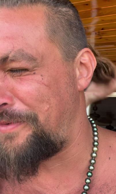 Jason Momoa s-a tuns scurt, în fața camerei. A renunțat la părul lung pentru o cauză nobilă