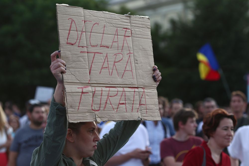 FOTO&VIDEO/ Incidente la protestul din Piața Victoriei. Oamenii s-au îmbrâncit cu jandarmii