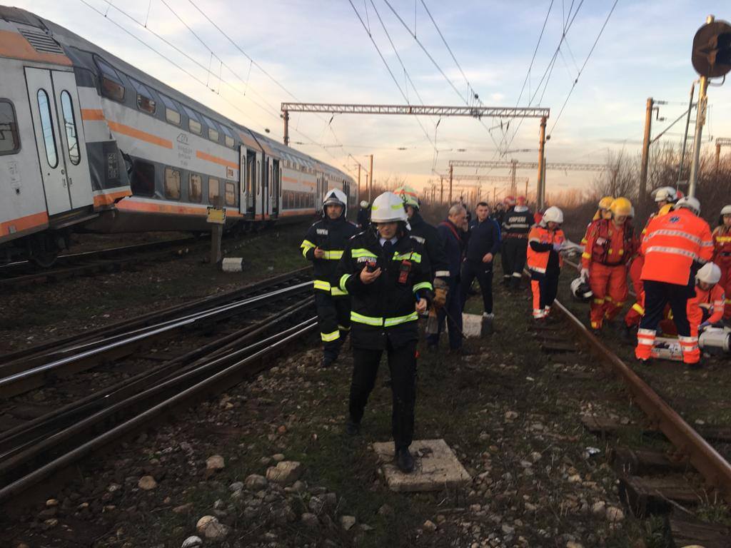 UPDATE | Accident feroviar soldat cu 11 victime, după ciocnirea a două trenuri între Ploiești și Brazi. Un rănit, dus cu elicopterul la București