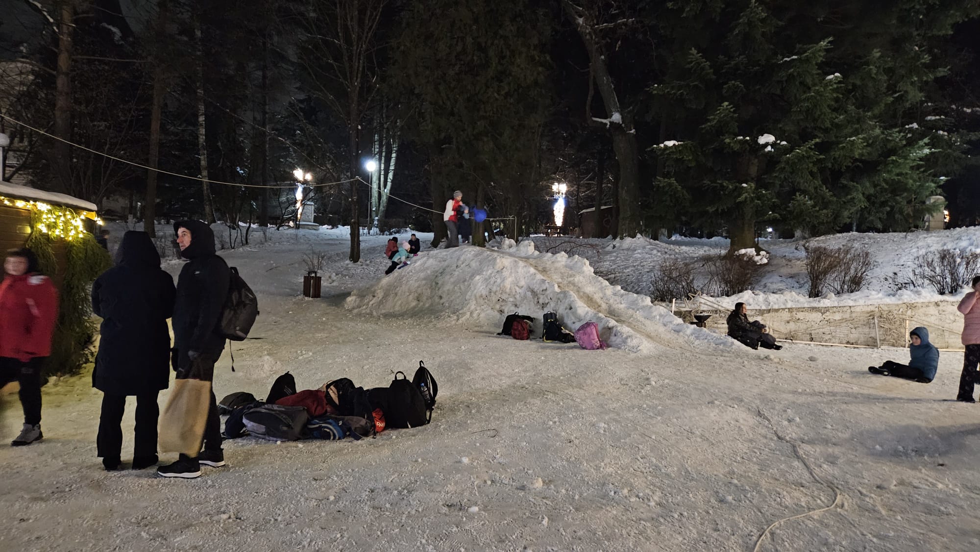 Vatra Dornei este pregătită pentru sfârșitul de an. Orașul-stațiune are hotelurile pline, pârtiile deschise și prețuri accesibile | REPORTAJ