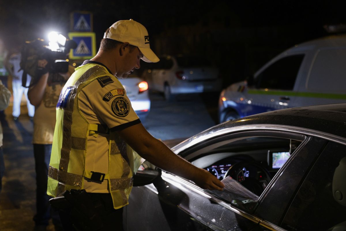 Șoferi băuți și care au consumat substanțe interzise, un autobuz neomologat în trafic și taxi fără autorizație, descoperite la un filtru al Poliției, sâmbătă noapte | VIDEO