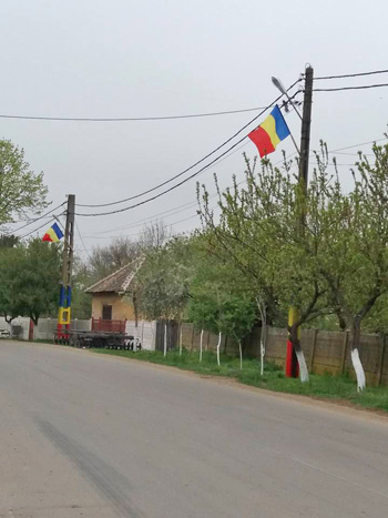 Rast, comuna din Dolj unde tricolorul e vopsit pe toți stâlpii. Urbea se pregătește de sărbătoare