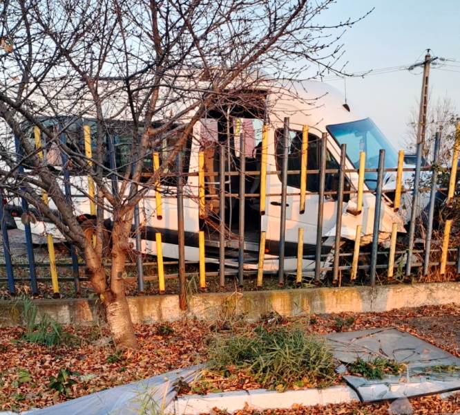 Microbuz cu 20 de pasageri la bord, implicat într-un accident în Vrancea. Ciocnire violentă cu o mașină