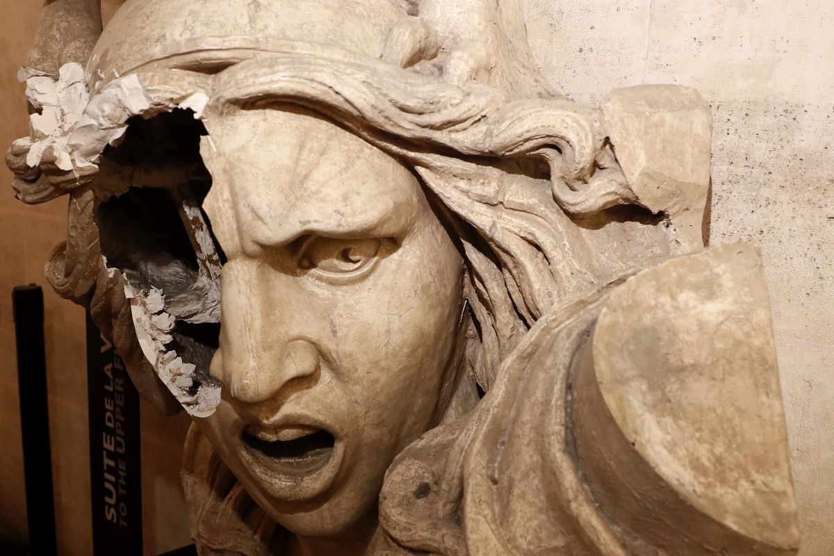 Emmanuel Macron a vizitat Arcul de Triumf din Paris, care a fost vandalizat de protestatari