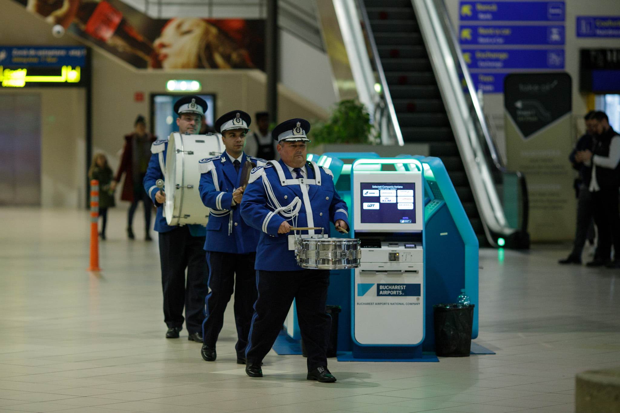 Flashmob pe Aeroportul Otopeni, de 1 Decembrie: defilări ale Jandarmeriei Române pe melodii folclorice interpretate de fanfară. VIDEO