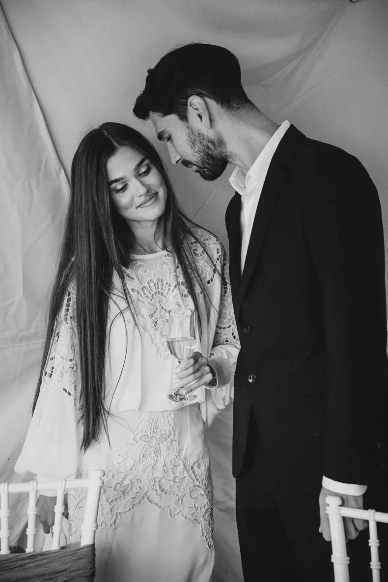 Recunoști puștiul simpatic din poză? Atunci era doar un copil, azi e căsătorit cu una dintre cele mai iubite artiste din România