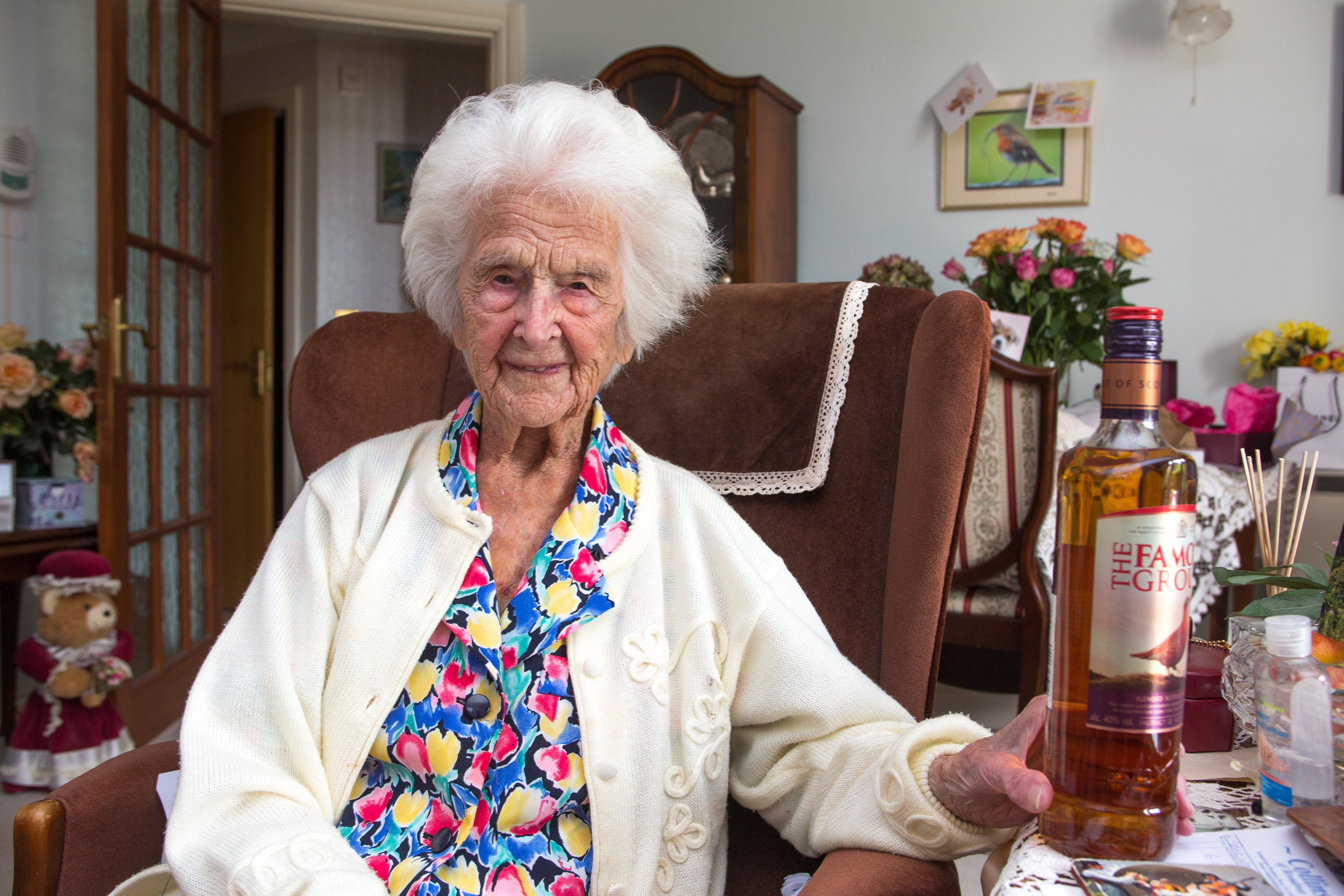 O bătrână de 111 ani dezvăluie secretul longevității: un pahar de whisky în fiecare seară