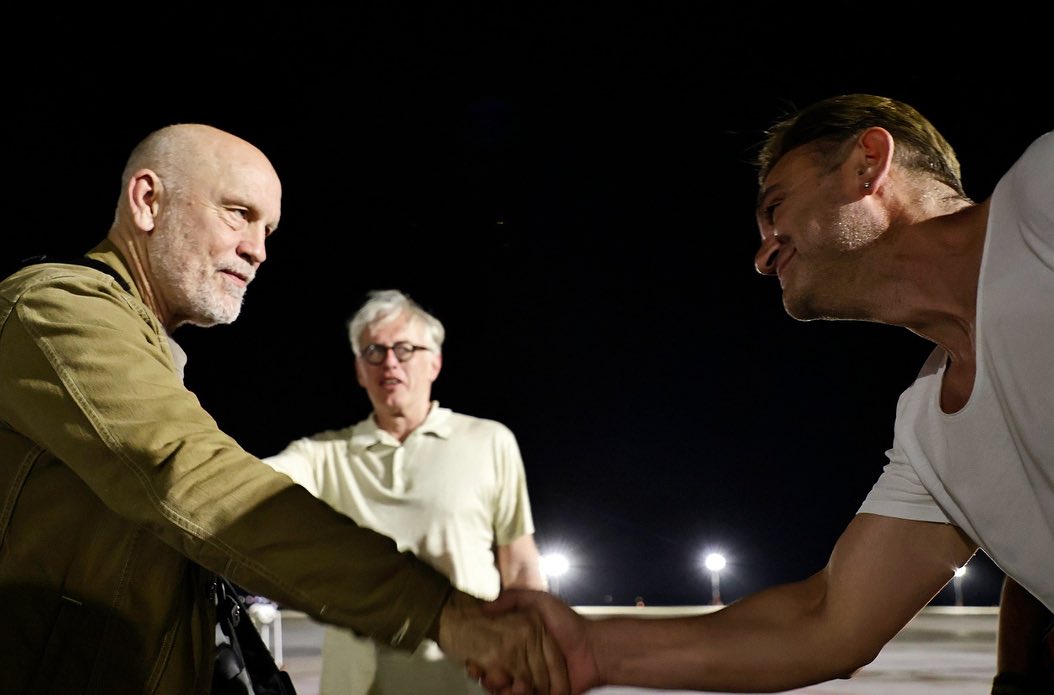 John Malkovich a ajuns în România. Actorul va urca pe scena Teatrului Național din Timișoara
