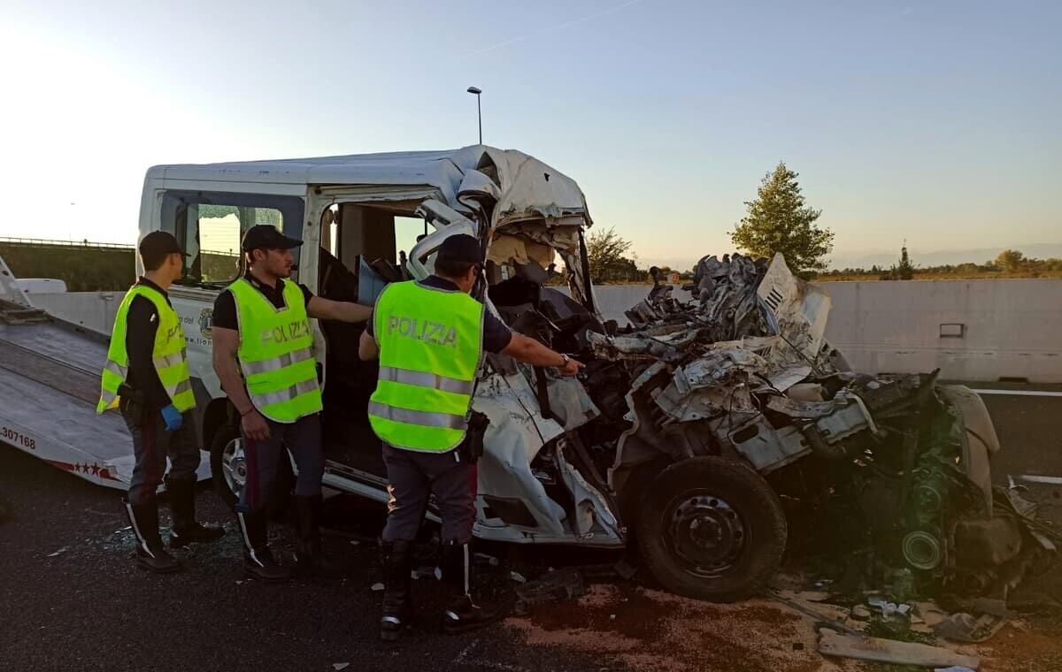 O româncă e singura supraviețuitoare din accidentul cu patru persoane cu dizabilități și doi îngrijitori voluntari morți de pe o autostradă din Italia