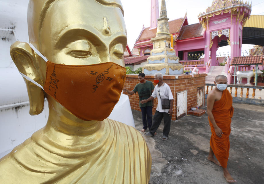 Statuile lui Buddha din Bangkok sunt acoperite cu măști de protecție, ”pentru a da un exemplu”