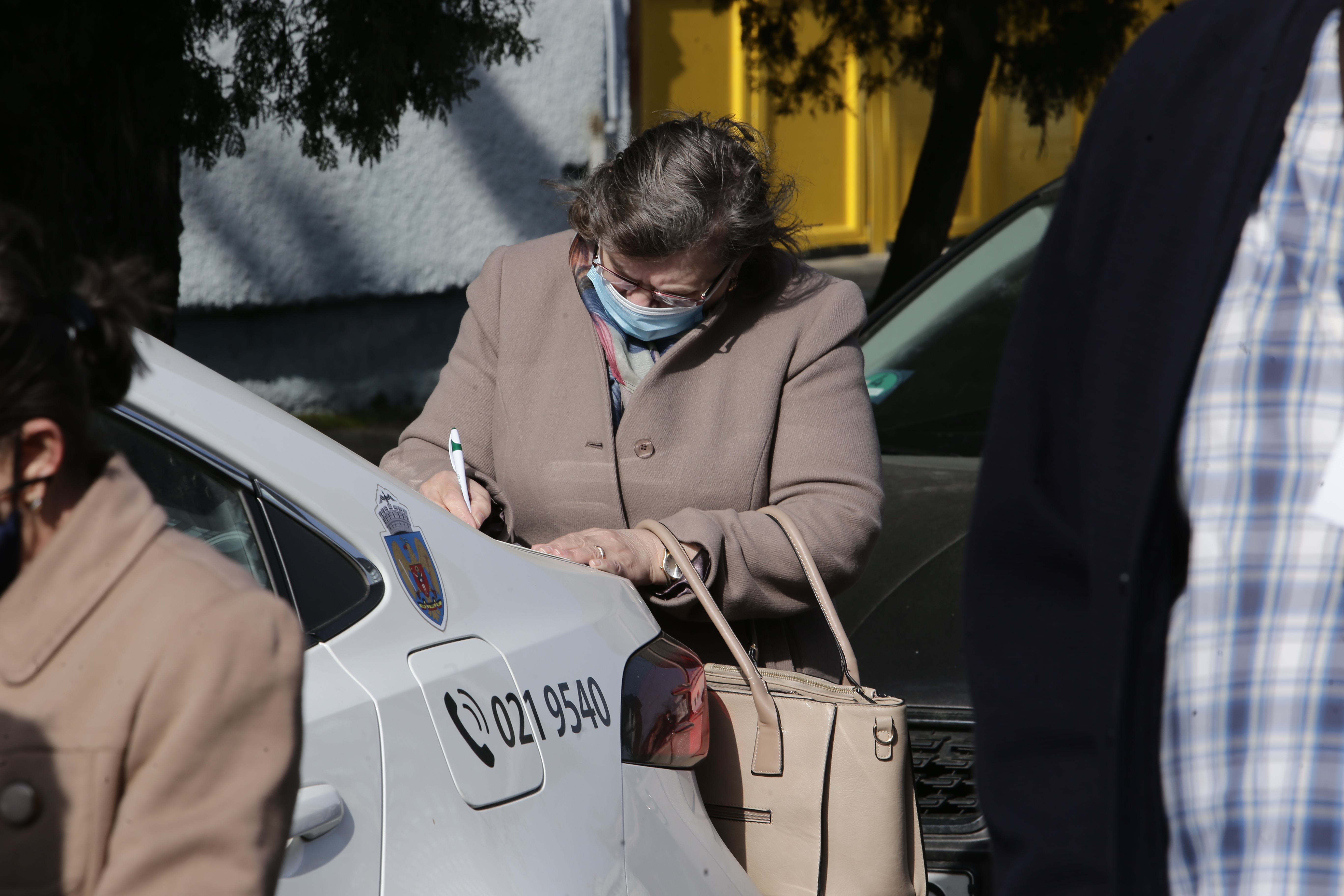 Sute de oameni, la coadă la centrele de vaccinare de la Romexpo. Oficialii spun că mulți au venit mult mai devreme decât erau programați